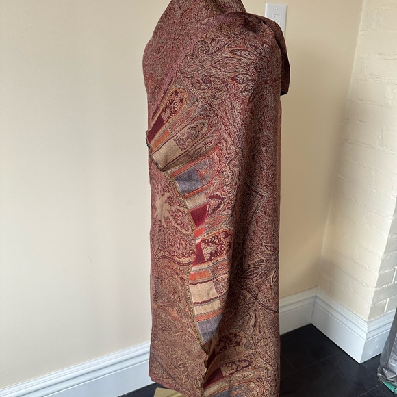 Paisley Patterned Shawl - Picture 3 of 6